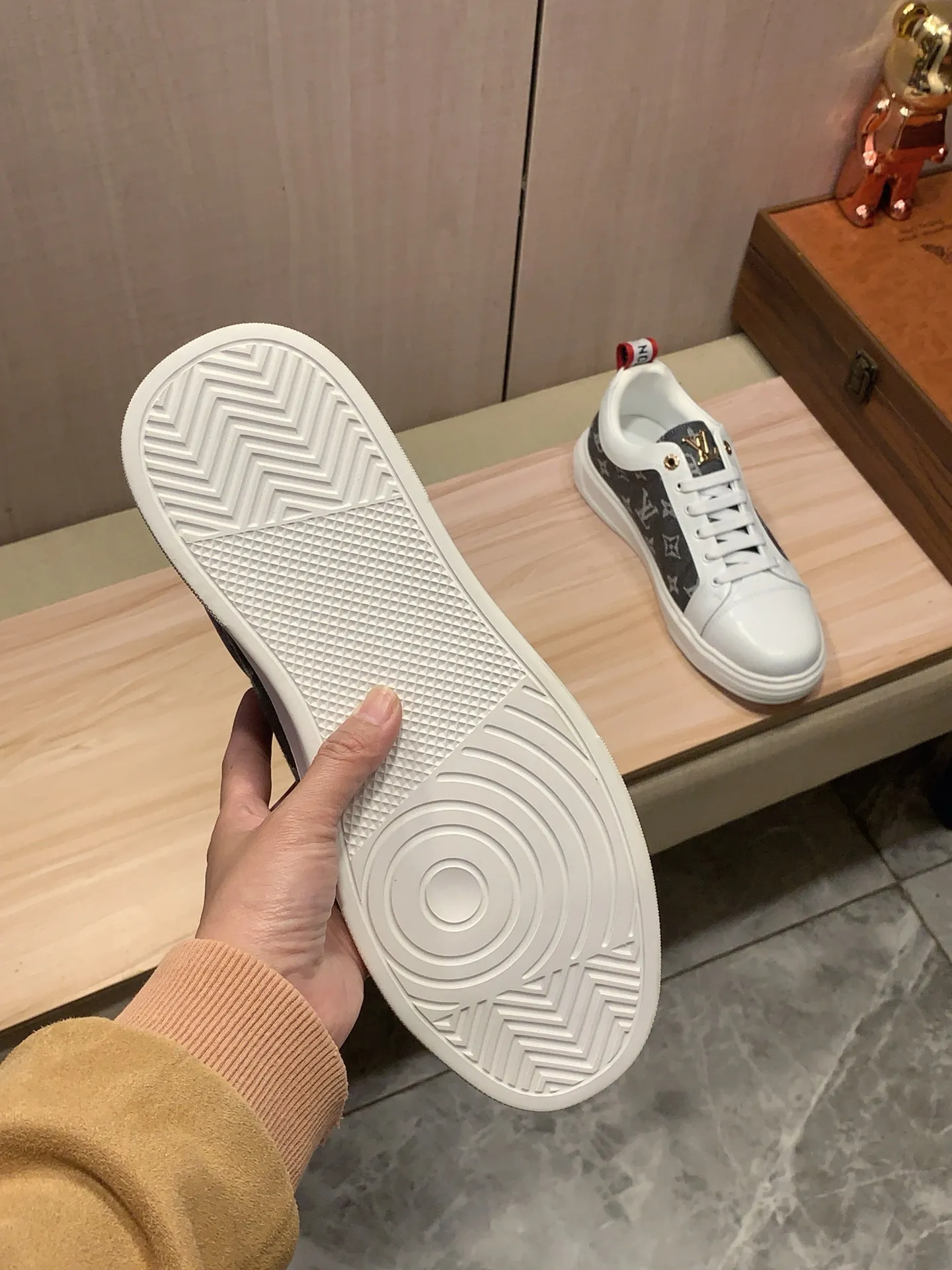 Men's Men's Shoes 💰420💰💰🎩🎩[Lightning][Lightning] "Lv*" The latest and most popular casual shoes, top brands [Seduce] Luxury ~ Purchasing Agency, Top ~ Quality. [Strong] The upper is made of imported breathable cowhide with material ➕ breathable sheepskin feet (•) and fine workmanship. The original stylish and stylish soft rubber wear-resistant and non-slip outsole is light and comfortable on the feet. The real thing looks better when photographed in person. 111: code: 38-44, 3️⃣ colors selected